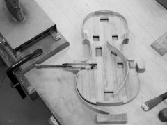 pliage des éclisses - violon Thomas Billoux Luthier